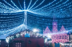 Les illuminations magiques formant un ciel étoilé au dessus du village de Noël de Saint-Quentin