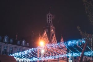 Les illuminations magiques formant un ciel étoilé au dessus du village de Noël de Saint-Quentin